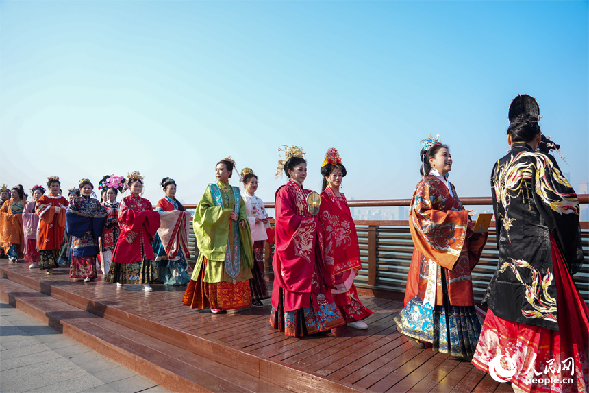 千人漢服巡游隊伍，自南昌故郡啟程，漫步黃金“?！卑毒€。人民網 龍楚良攝