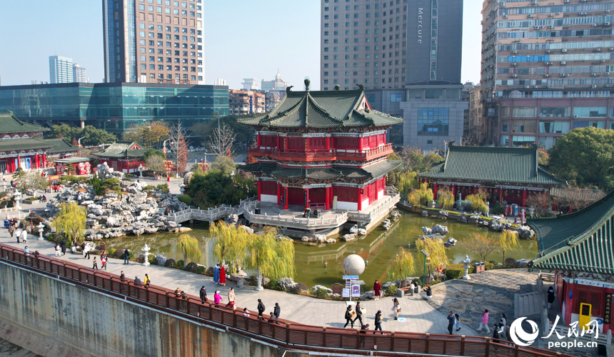 滕王閣古色古香的建筑群如同一幅生動的水墨畫卷在贛江之畔緩緩展開。人民網記者 毛思遠攝