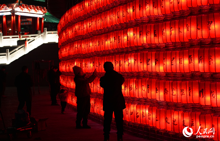 夜晚亮燈后，《滕王閣序》被點亮在整面燈籠墻上，與周圍的唐風宋韻完美融合，構成了一幅動人心弦的文化畫卷。人民網記者 毛思遠攝