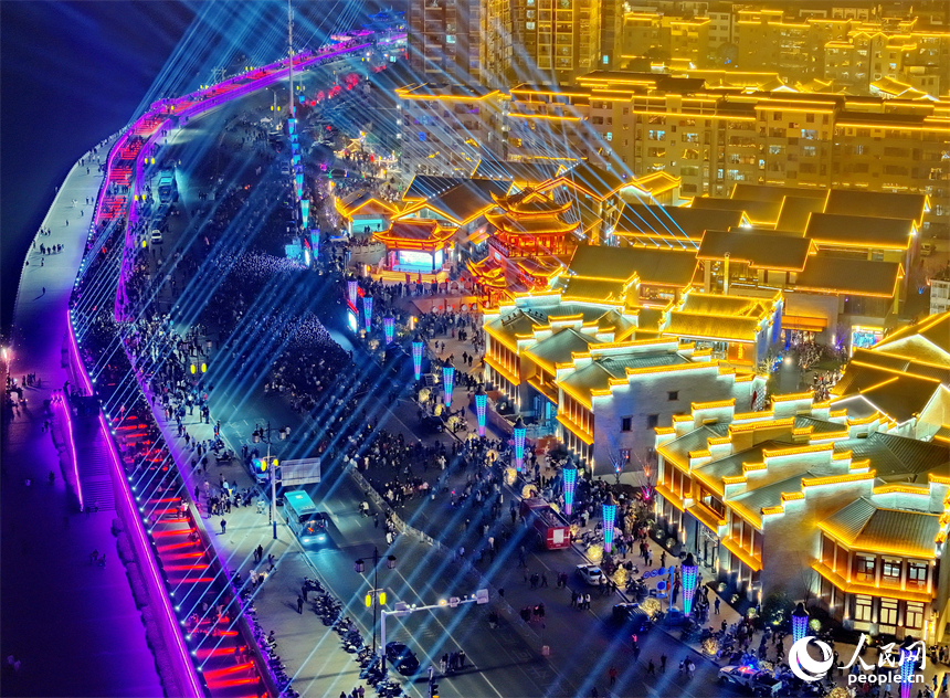 吉水縣上下老街歷史文化街區夜景璀璨，游客如織。人民網 朱海鵬攝