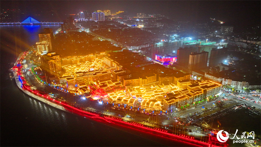 吉水縣上下老街歷史文化街區夜景璀璨，游客如織。人民網 朱海鵬攝