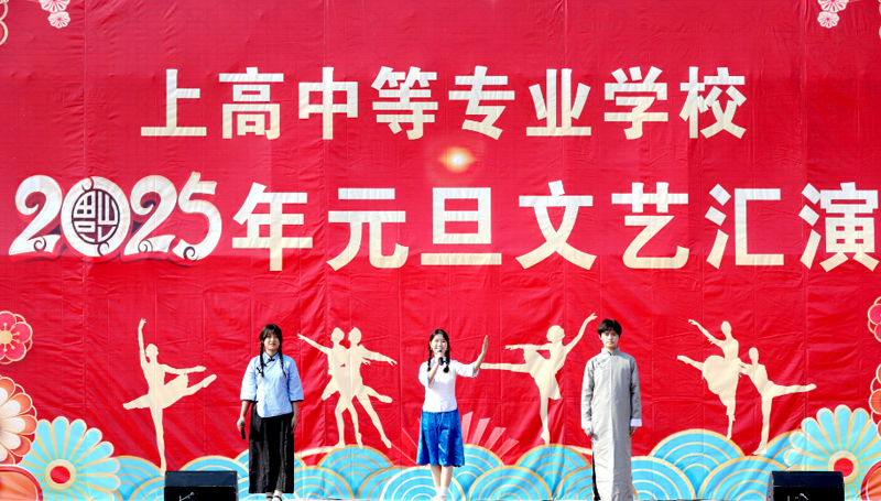 學生正在表演朗誦《青春》。陳旗海攝