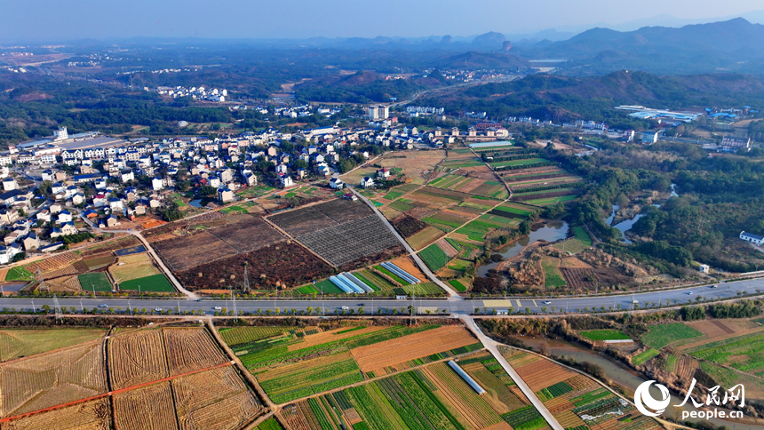 上饒市弋陽縣圭峰鎮楊橋村，車輛行駛在“四好農村路”路上，沿線鄉村風景美不勝收。人民網 朱海鵬攝