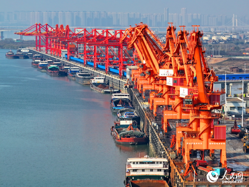 南昌市南昌縣贛江江畔的姚灣綜合碼頭，電煤、化肥、玉米粒等散雜貨物裝卸有序。人民網 朱海鵬攝