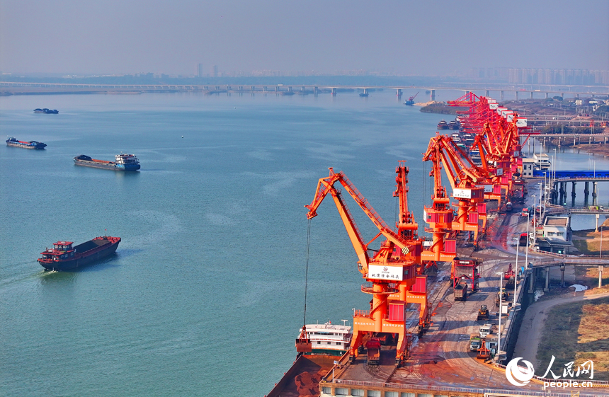 南昌市南昌縣贛江江畔的姚灣綜合碼頭，電煤、化肥、玉米粒等散雜貨物裝卸有序。人民網 朱海鵬攝