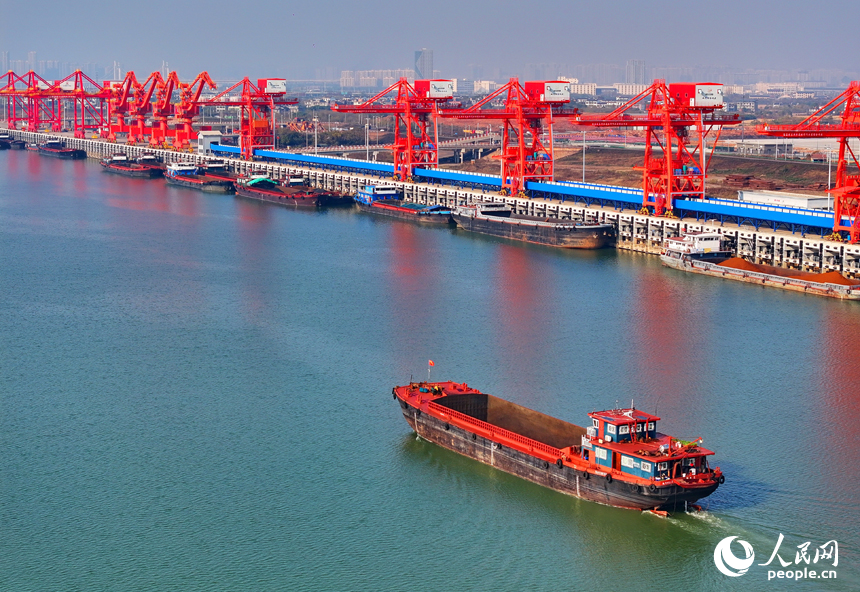 南昌市南昌縣贛江江畔的姚灣綜合碼頭，電煤、化肥、玉米粒等散雜貨物裝卸有序。人民網 朱海鵬攝