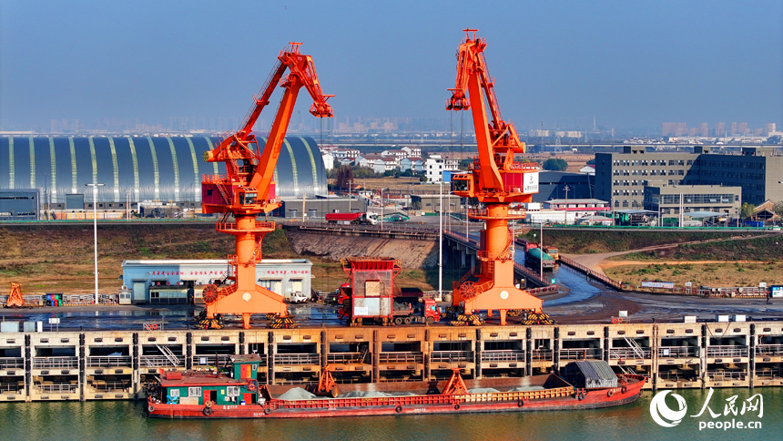 南昌市南昌縣贛江江畔的姚灣綜合碼頭，電煤、化肥、玉米粒等散雜貨物裝卸有序。人民網 朱海鵬攝