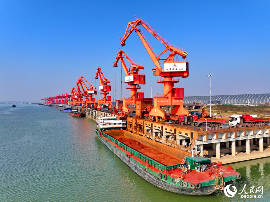 南昌市南昌縣贛江江畔的姚灣綜合碼頭，電煤、化肥、玉米粒等散雜貨物裝卸有序。人民網 朱海鵬攝