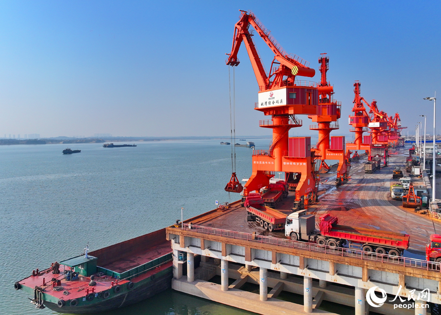 南昌市南昌縣贛江江畔的姚灣綜合碼頭，電煤、化肥、玉米粒等散雜貨物裝卸有序。人民網 朱海鵬攝