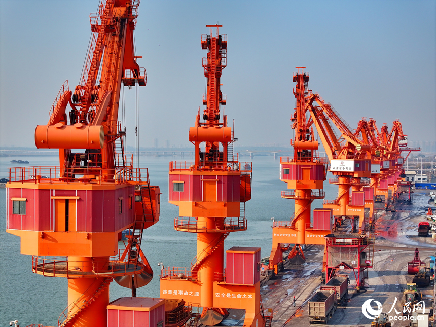 南昌市南昌縣贛江江畔的姚灣綜合碼頭，電煤、化肥、玉米粒等散雜貨物裝卸有序。人民網 朱海鵬攝