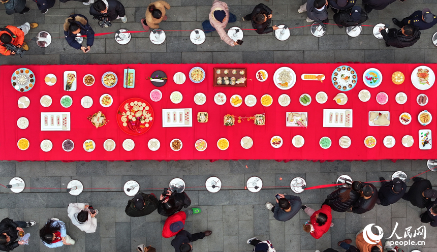 上饒市第四屆弋陽年糕促消費活動現場，前來品嘗購買年糕和農特產品的游客絡繹不絕。人民網 朱海鵬攝