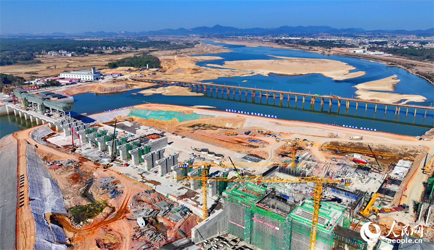 位于撫州市金溪縣滸灣鎮的撫州疏山水利樞紐工程建設現場塔吊林立、施工有序。人民網 朱海鵬攝