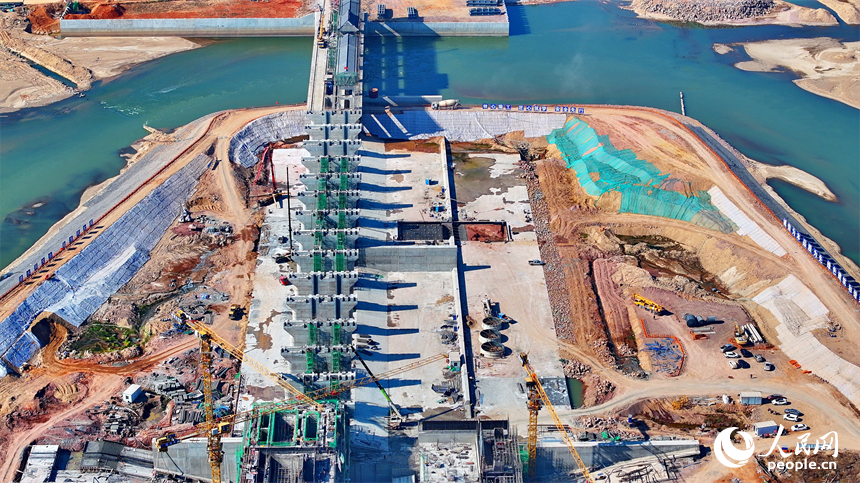 位于撫州市金溪縣滸灣鎮的撫州疏山水利樞紐工程建設現場塔吊林立、施工有序。人民網 朱海鵬攝