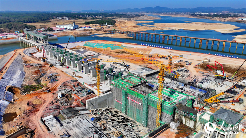 位于撫州市金溪縣滸灣鎮的撫州疏山水利樞紐工程建設現場塔吊林立、施工有序。人民網 朱海鵬攝