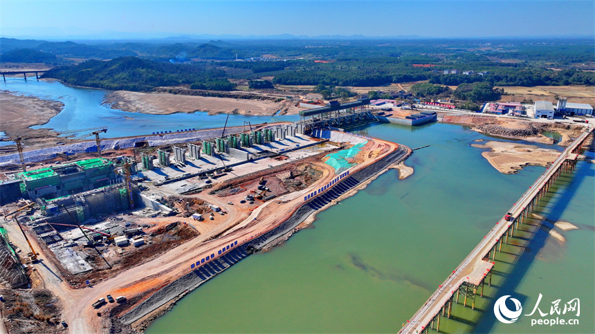 位于撫州市金溪縣滸灣鎮的撫州疏山水利樞紐工程建設現場塔吊林立、施工有序。人民網 朱海鵬攝