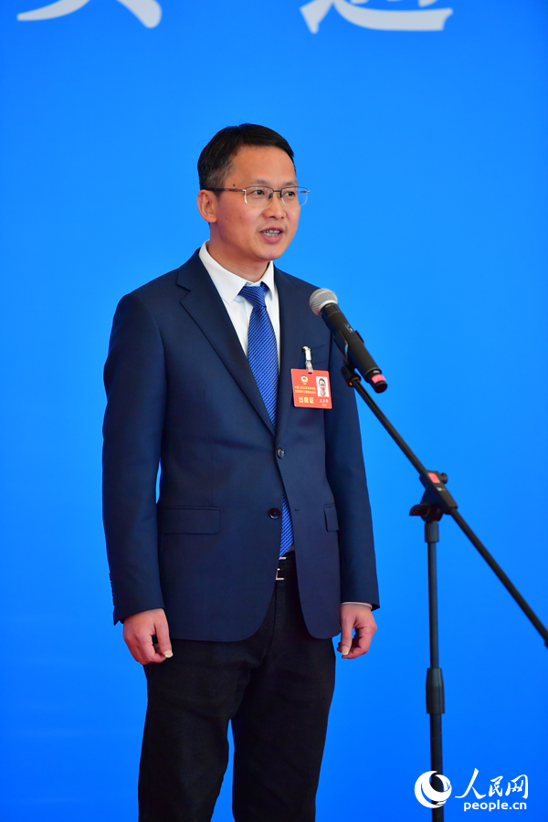 江西省政協委員、吉安職業技術學院副院長王衛華在“委員通道”上接受采訪。人民網記者 時雨攝