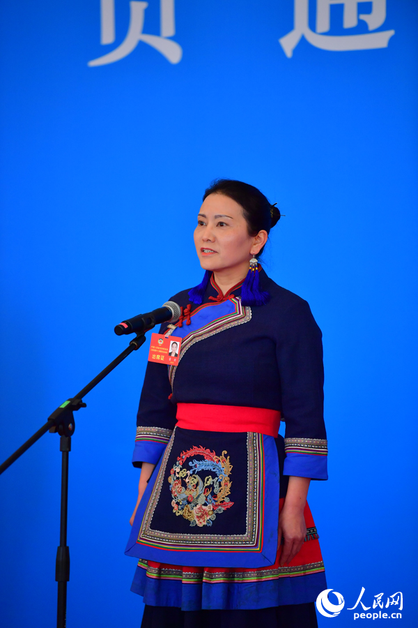 江西省政協委員、鉛山縣人大常委會副主任雷丹在“委員通道”上接受采訪。人民網記者 時雨攝