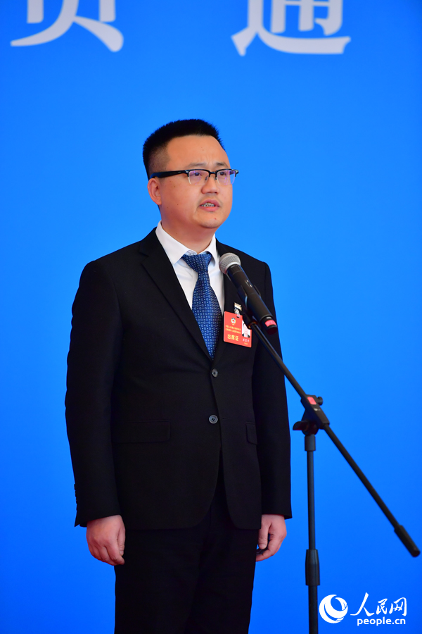 江西省政協委員、江西正合環保集團董事長萬里平在“委員通道”上接受采訪。人民網記者 時雨攝