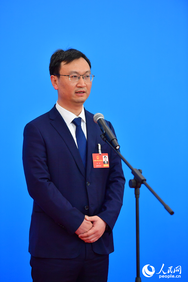 江西省人大代表、江西耐樂銅業有限公司研發工程師馬力在“代表通道”上接受采訪。人民網記者 時雨攝