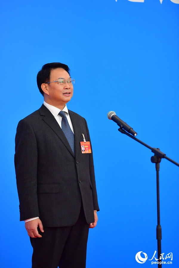 江西省民政廳黨組書記、廳長李明生在“廳長通道”上接受采訪。人民網記者 時雨攝