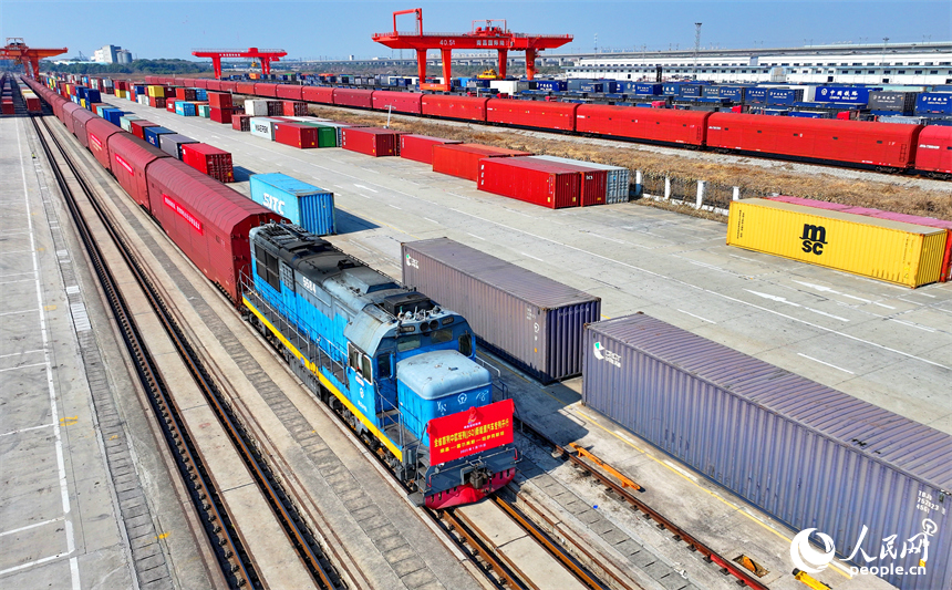 搭載著290臺“江西制造”新能源汽車的中歐班列緩緩駛出南昌國際陸港，列車將經霍爾果斯口岸出境到哈薩克斯坦、烏茲別克斯坦等國家。人民網 朱海鵬攝