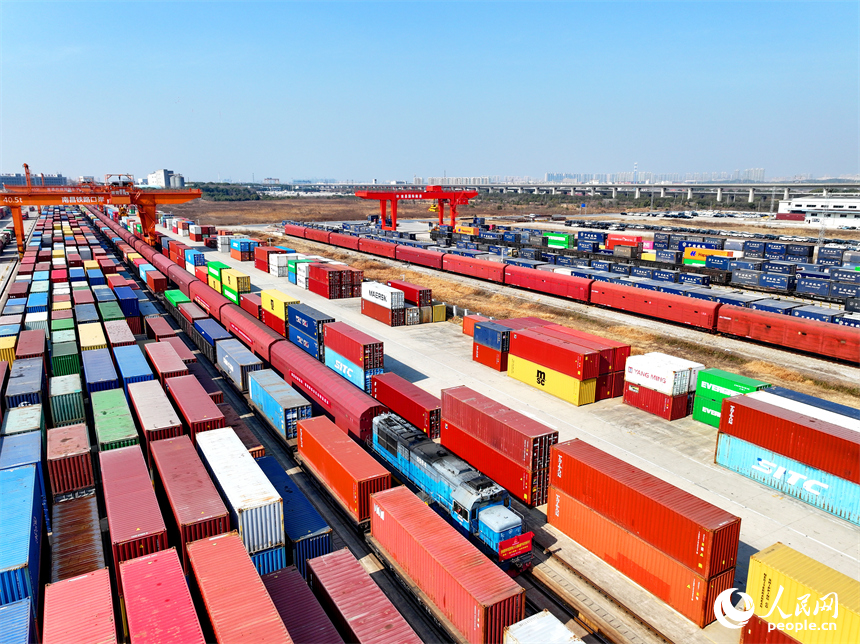 搭載著290臺“江西制造”新能源汽車的中歐班列緩緩駛出南昌國際陸港，列車將經霍爾果斯口岸出境到哈薩克斯坦、烏茲別克斯坦等國家。人民網 朱海鵬攝