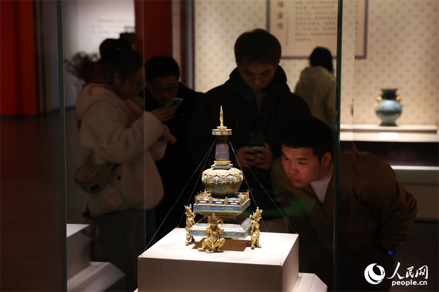 市民和游客在展廳內觀賞宮廷琺瑯器。人民網記者 時雨攝