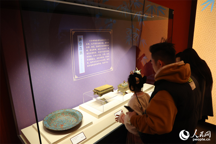市民和游客在展廳內觀賞宮廷琺瑯器。人民網記者 時雨攝