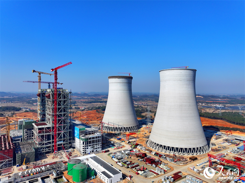 江西贛能上高發電有限公司2000MW清潔煤電項目現場，工人在有序推進儲煤堆場、廠房設備等設施建設。人民網 朱海鵬攝