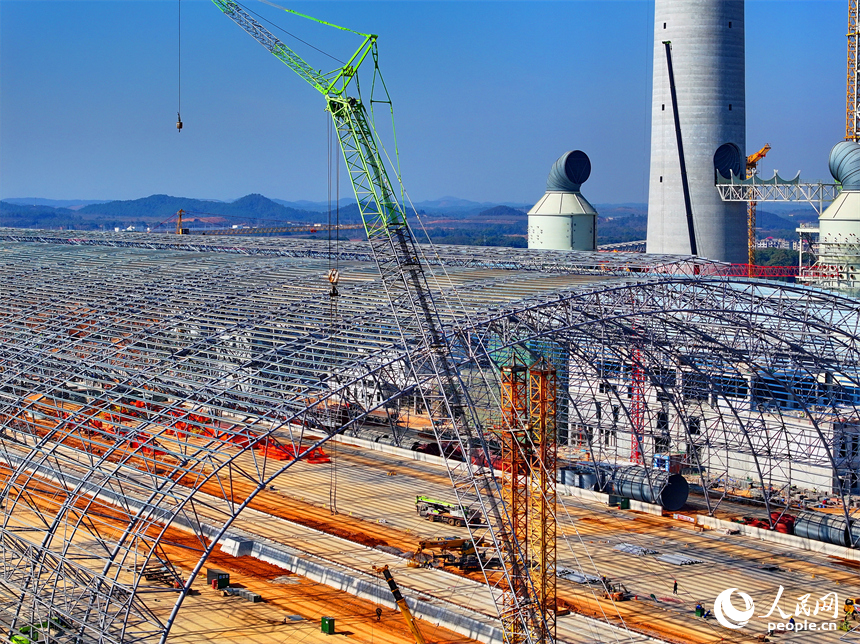 江西贛能上高發電有限公司2000MW清潔煤電項目現場，工人在有序推進儲煤堆場、廠房設備等設施建設。人民網 朱海鵬攝