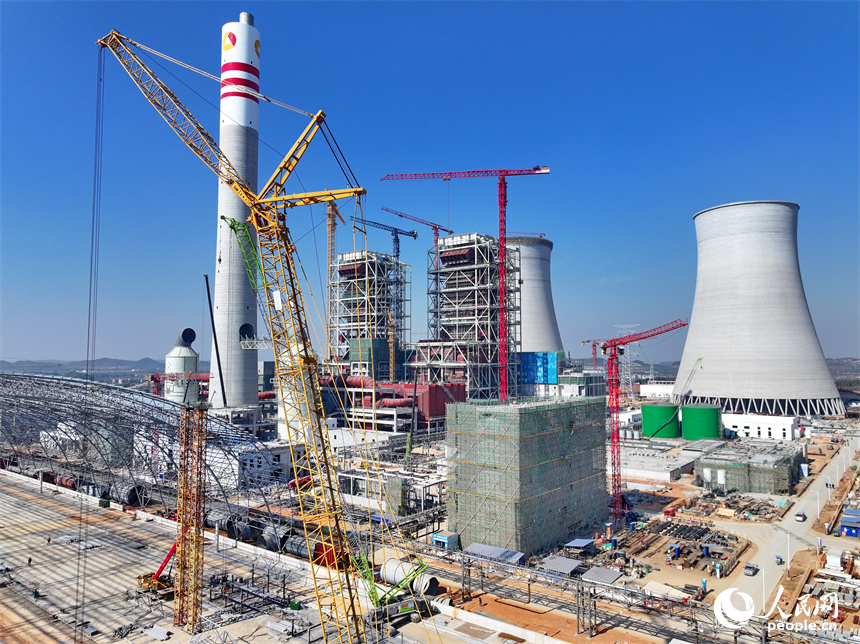 江西贛能上高發電有限公司2000MW清潔煤電項目現場，工人在有序推進儲煤堆場、廠房設備等設施建設。人民網 朱海鵬攝