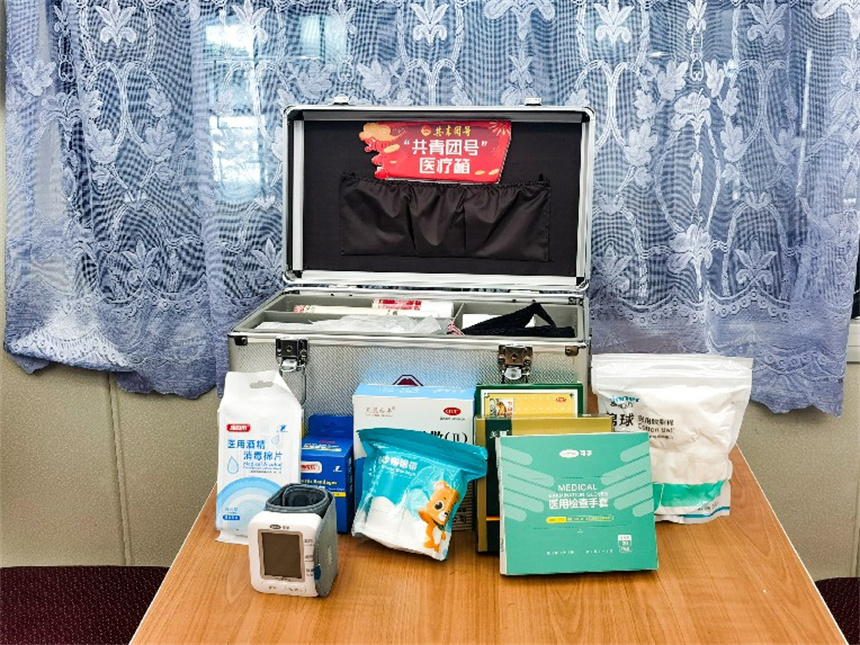應急藥品“愛心百寶箱”。楊文犖攝