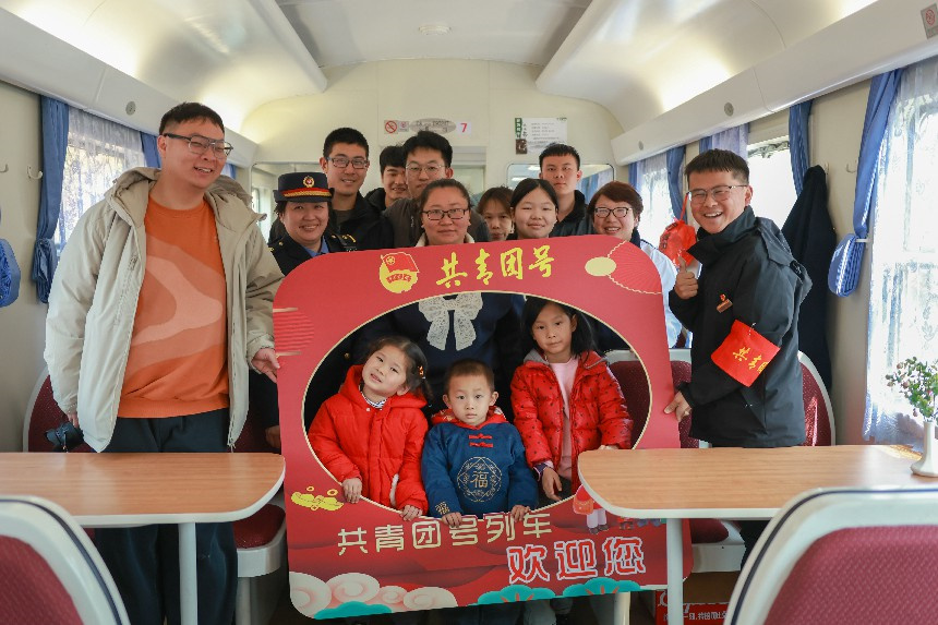 旅客與K4168次列車乘務員們合影。李舜攝