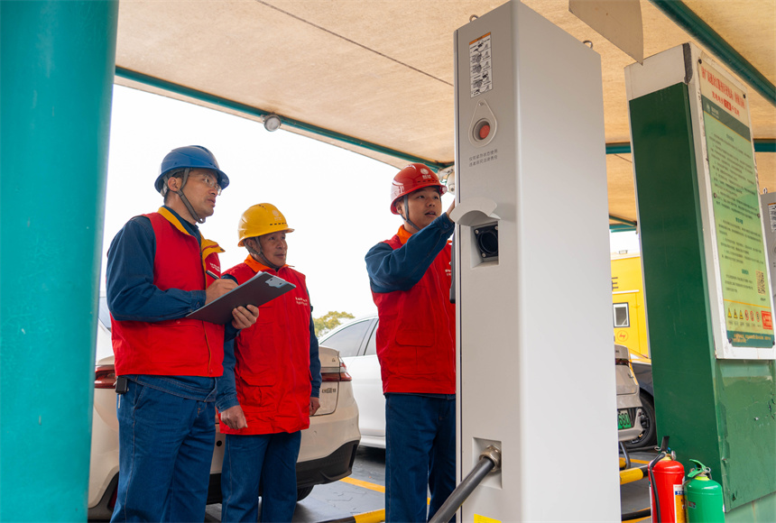 國網江西電力有限公司員工正在對充電樁進行檢測。龍楚良攝