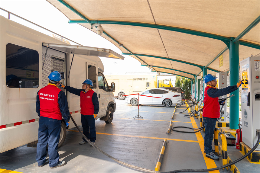 國網江西電力有限公司員工正在對充電樁進行檢測。龍楚良攝
