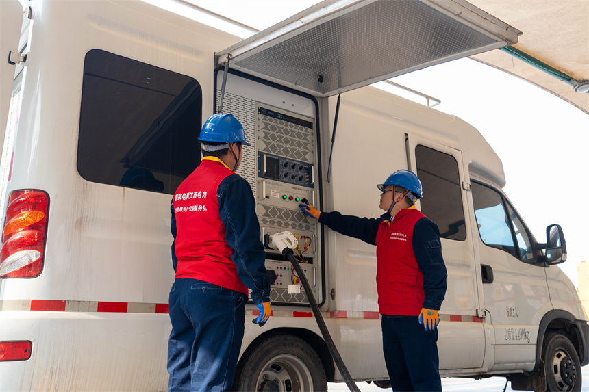 國網江西電力有限公司員工正在對充電樁進行檢測。龍楚良攝