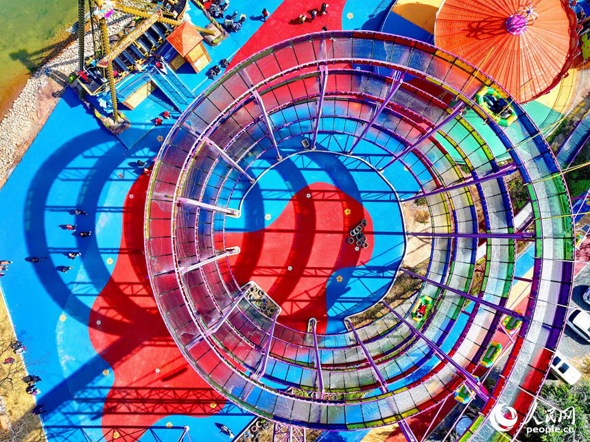 贛州市章貢區水東鎮的一處鄉村旅游景點，許多游客在游樂場開心玩耍。人民網 朱海鵬攝