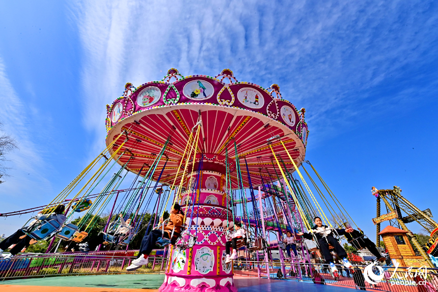 贛州市章貢區水東鎮的一處鄉村旅游景點，許多游客在游樂場開心玩耍。人民網 朱海鵬攝