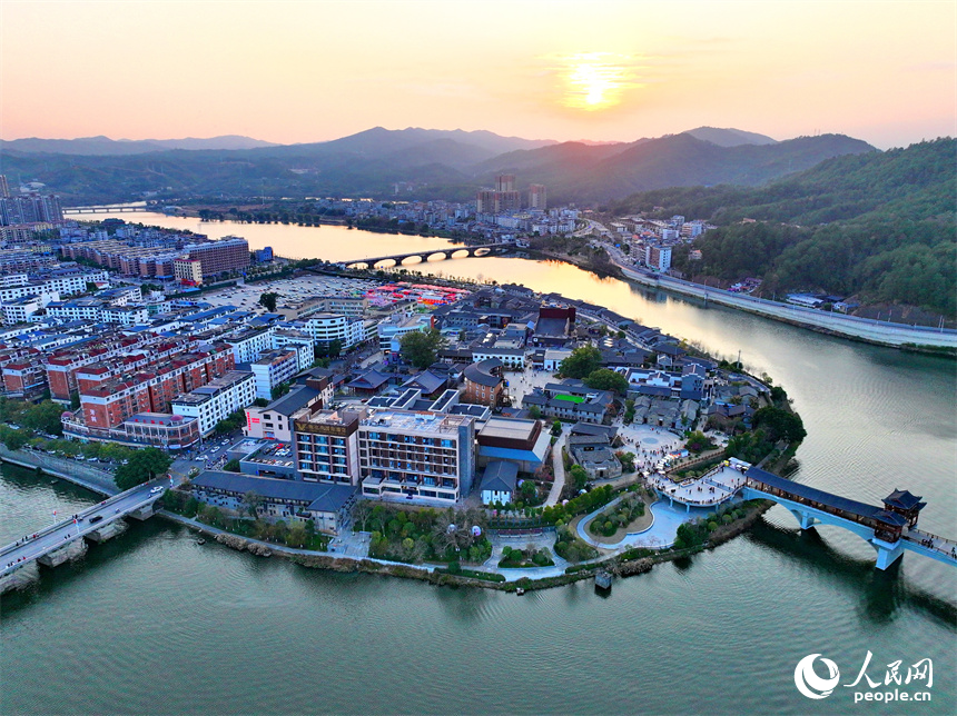 贛州市會昌縣戲劇小鎮，鱗次櫛比的古建筑與三江美景交相輝映，吸引眾多游客慕名前來游玩。人民網 朱海鵬攝