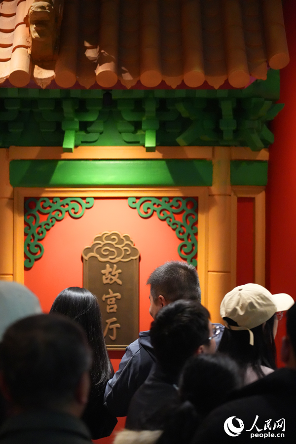 春節期間，市民游客在江西省博物館“故宮廳”前拍照打卡。人民網記者 毛思遠攝