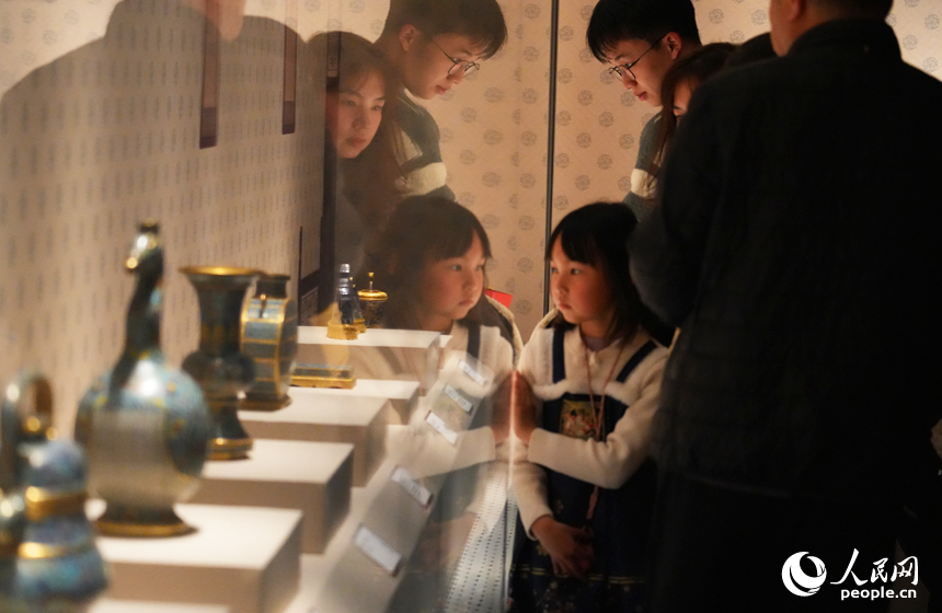 各式宮廷琺瑯器讓市民游客目不暇接。人民網記者 毛思遠攝