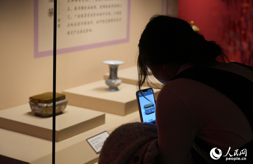 各式宮廷琺瑯器讓市民游客目不暇接。人民網記者 毛思遠攝