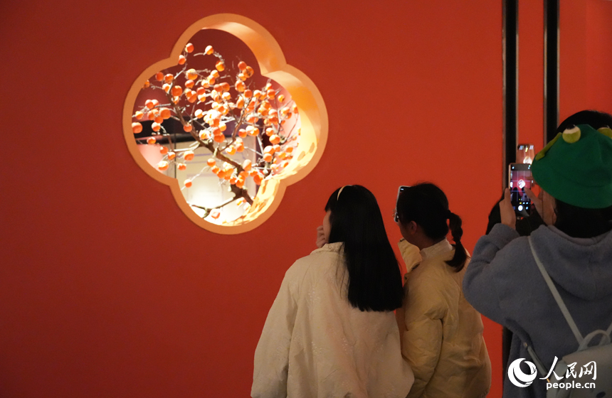 “故宮味”的場景吸引市民游客拍照留念。人民網記者 毛思遠攝