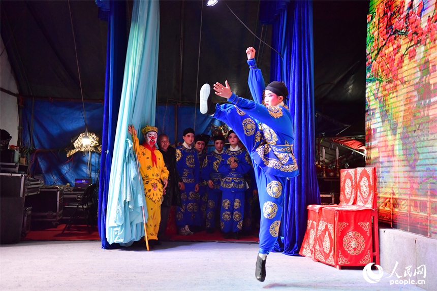 舞臺上，年輕的弋陽腔演員正在表演。人民網記者 時雨攝