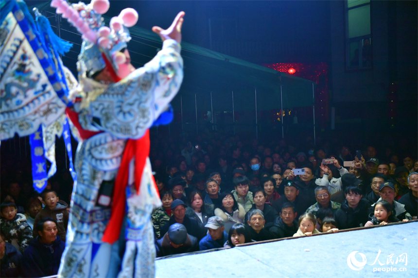 舞臺上，演員傾力演出，觀眾看得認真。人民網記者 時雨攝