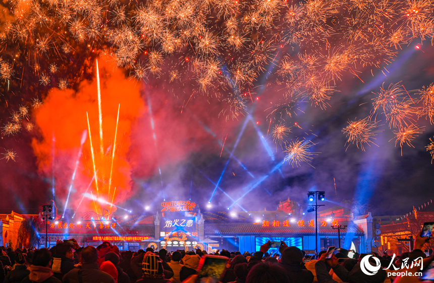 夜幕下，五彩斑斕的煙花在古城綻放。人民網 涂詩軒攝