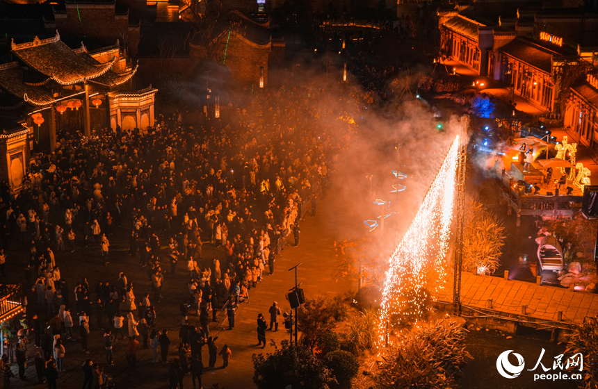 夜幕下，五彩斑斕的煙花在古城綻放。人民網 涂詩軒攝