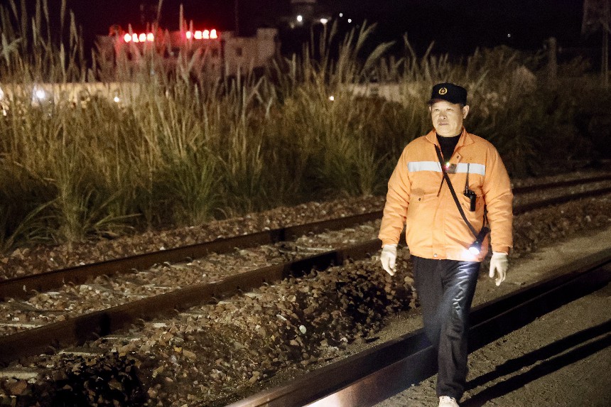 張年林正在檢查線路情況。陸佳駿攝