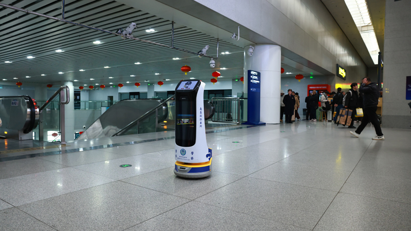 機器人正在候車大廳內巡邏。人民網記者 時雨攝