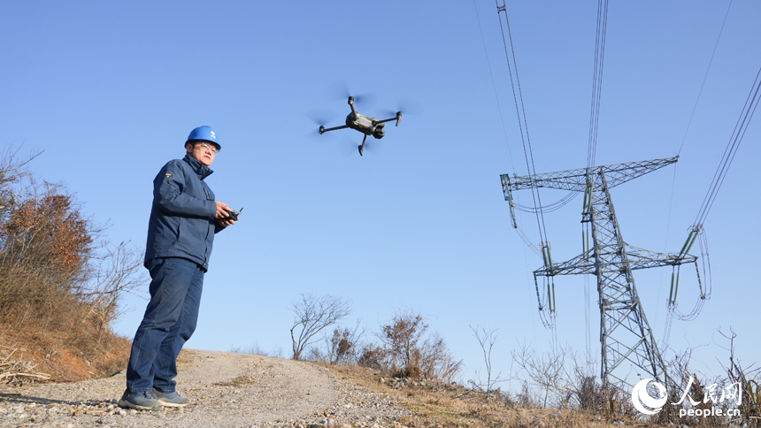 江西送變電公司輸電運檢分公司九江巡檢站檢修人員正在操作無人機對導線進行檢測。人民網 孔文進攝